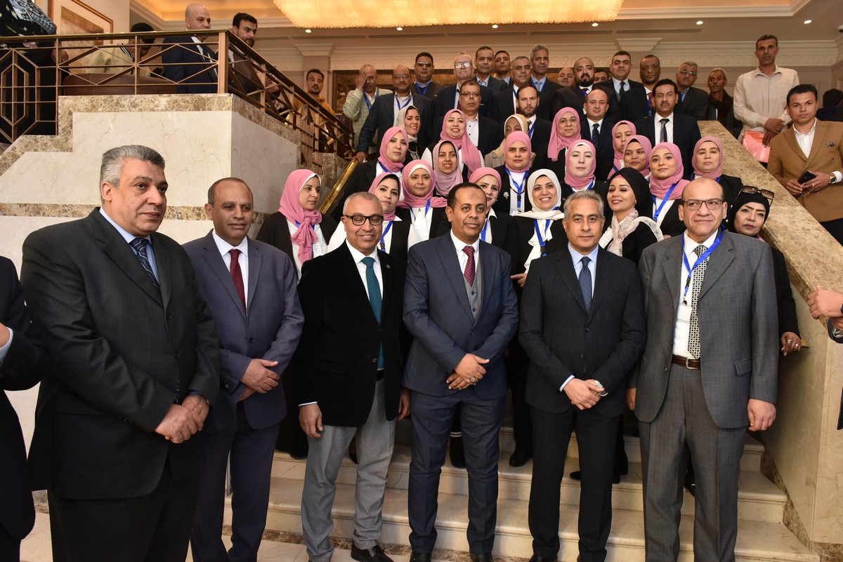 وزير القوى العامله 